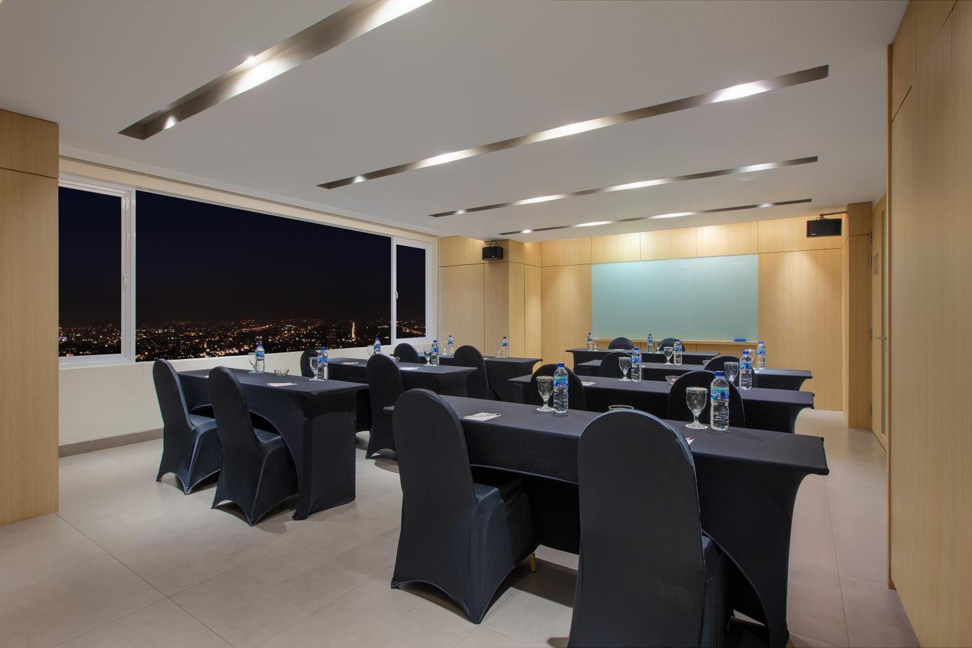 Aveta Hotel Malioboro Jogjakarta Buitenkant foto
